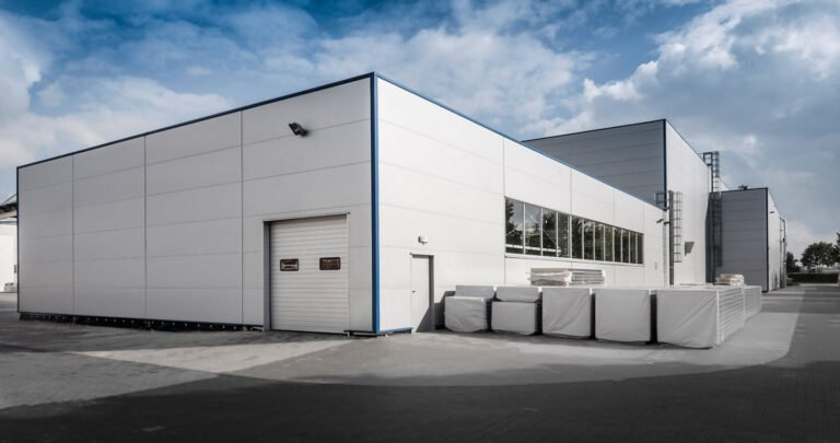 ساندوتش بانل في جدة: الحل الأمثل للبناء والعزل الحراري